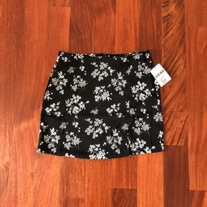 Floral mini skirt with slit